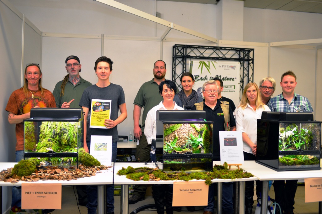 Bild Sieger Terrascaping 2015, Bildnachweis: Messe Sindelfingen. Die strahlenden Teilnehmer des Terrascaping-Wettbewerbs auf der Fisch & Reptil 2015. Der Sieger Piet Schiller (3. von links) wurde auf der anschließenden Terrascaping-WM in Hannover zum Weltmeister gekürt.